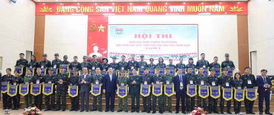 Ban tổ chức tặng cờ lưu niệm cho đại diện các đội thi.