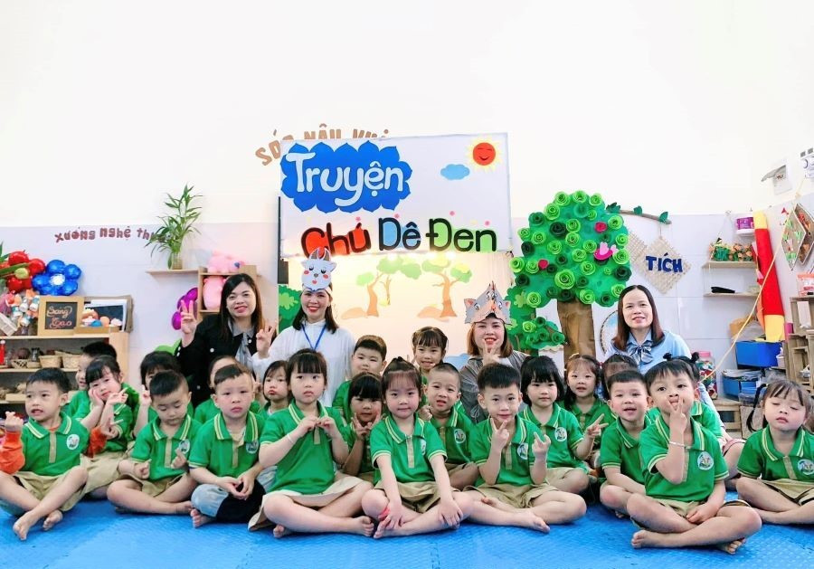 Cô giáo Cao Thị Thúy Nga - Giáo viên trường Mầm non Cao Xá 1, huyện Lâm Thao (thứ 2 từ trái sang) hoàn thành xuất sắc các nội dung thi và đạt danh hiệu "Giáo viên dạy giỏi cấp tỉnh" năm học 2024 - 2025.