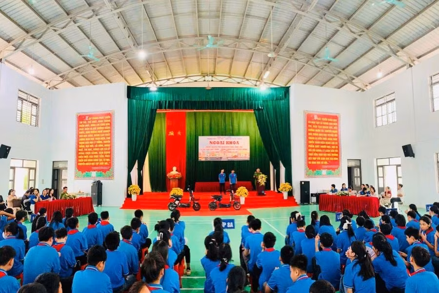 Trường THCS Chu Hóa phối hợp với Công an xã Hy Cương tổ chức Ngoại khóa tuyên truyền phổ biến kiến thức pháp luật về ATGT - Phòng chống bạo lực học đường và Kỹ năng sử dụng mạng xã hội cho học sinh.