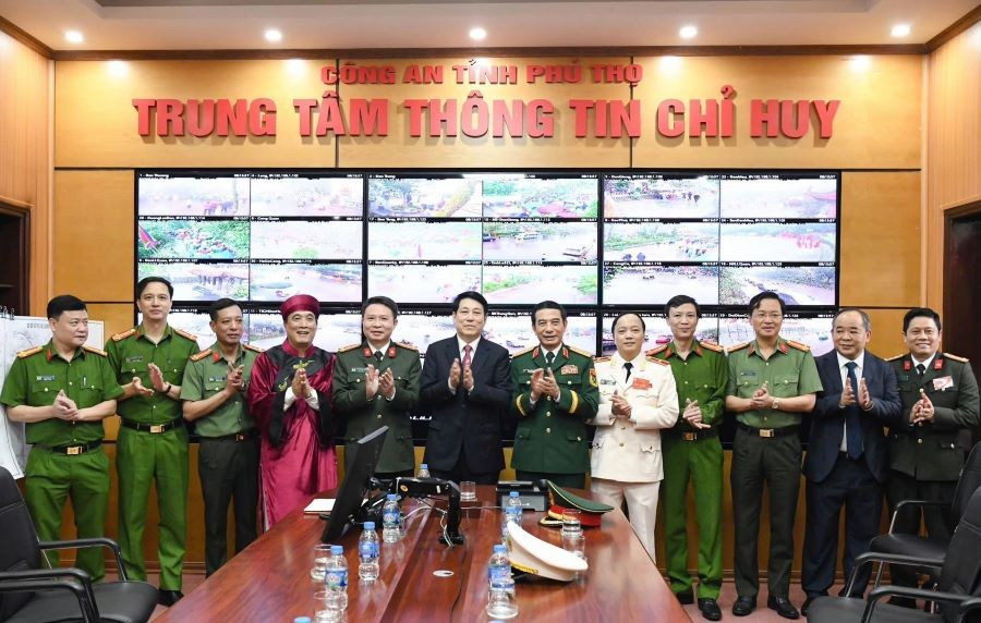 Chủ tịch nước Lương Cường cùng các đại biểu tới thăm Trung tâm thông tin chỉ huy Công an tỉnh Phú Thọ tại Đền Hùng (Ảnh: Công an tỉnh Phú Thọ)