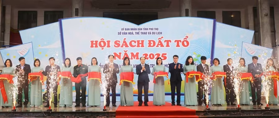 Các đại biểu cắt băng khai mạc Hội sách Đất Tổ năm 2025.