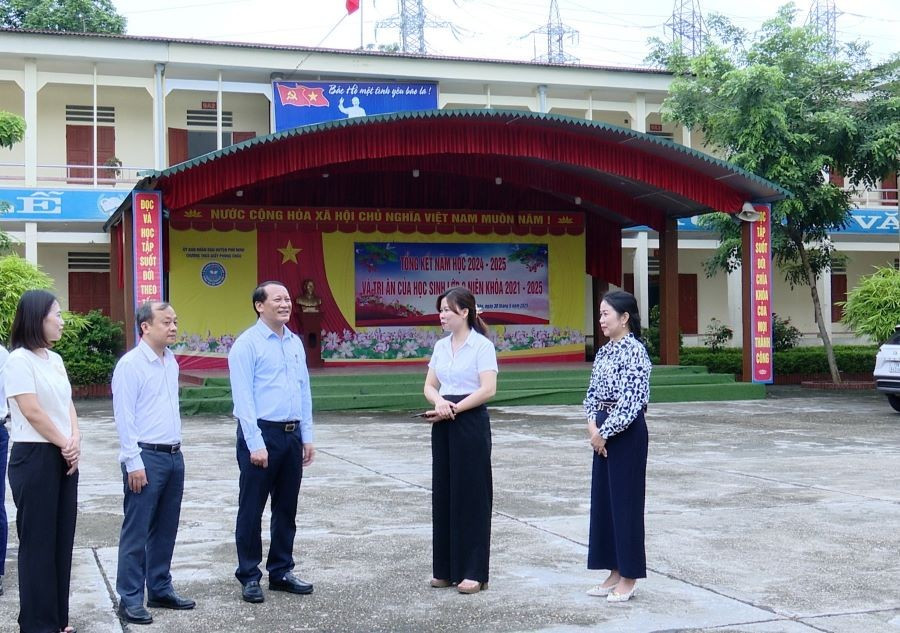 Ông Nguyễn Phú Sơn - Phó Giám đốc Sở GD&ĐT tỉnh Phú Thọ cùng đoàn công tác kiểm tra tại trường THCS Giấy Phong Châu. 2.jpg