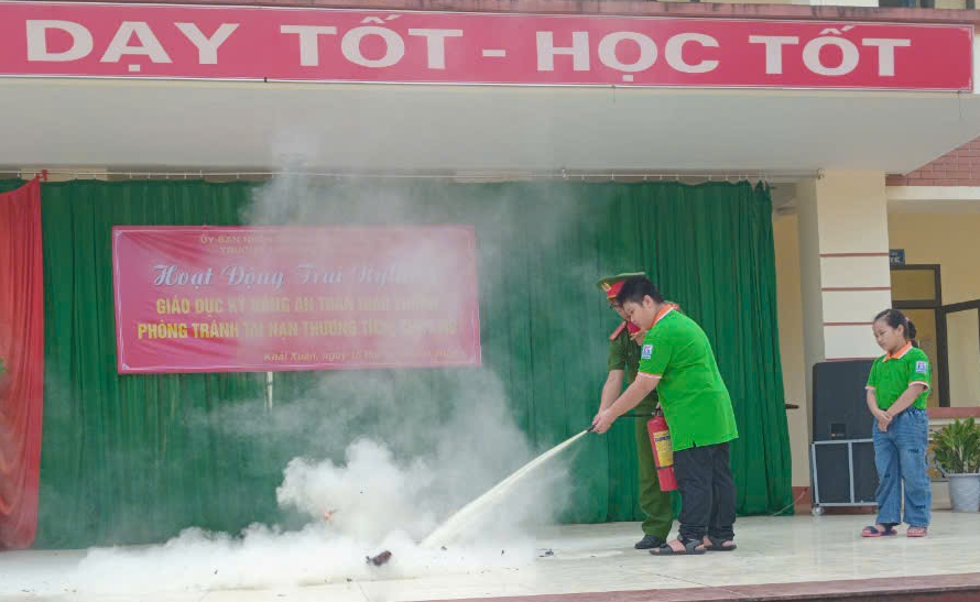 Học sinh trường Tiểu học Khải Xuân tham gia hoạt động trải nghiệm "Giáo dục kĩ năng an toàn giao thông, phòng tránh tai nạn thương tích cháy nổ". 2024-10-15-13-34-4211.png