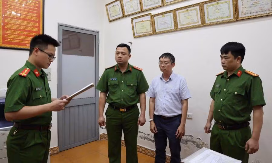 Công an tỉnh Phú Thọ đã thi hành Lệnh bắt người bị giữ trong trường hợp khẩn cấp kiểm định viên, lãnh đạo Trung tâm kiểm định kỹ thuật an toàn khu vực II (ảnh: Công an tỉnh Phú Thọ).