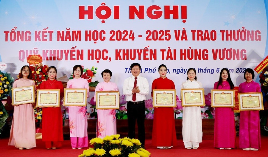 Ông Nguyễn Minh Xuyên - Bí thư Thị ủy Phú Thọ trao Bằng khen của Chủ tịch UBND tỉnh cho các cá nhân có thành tích xuất sắc trong công tác giáo dục và đào tạo năm học 2024 - 2025. ph2.jpg