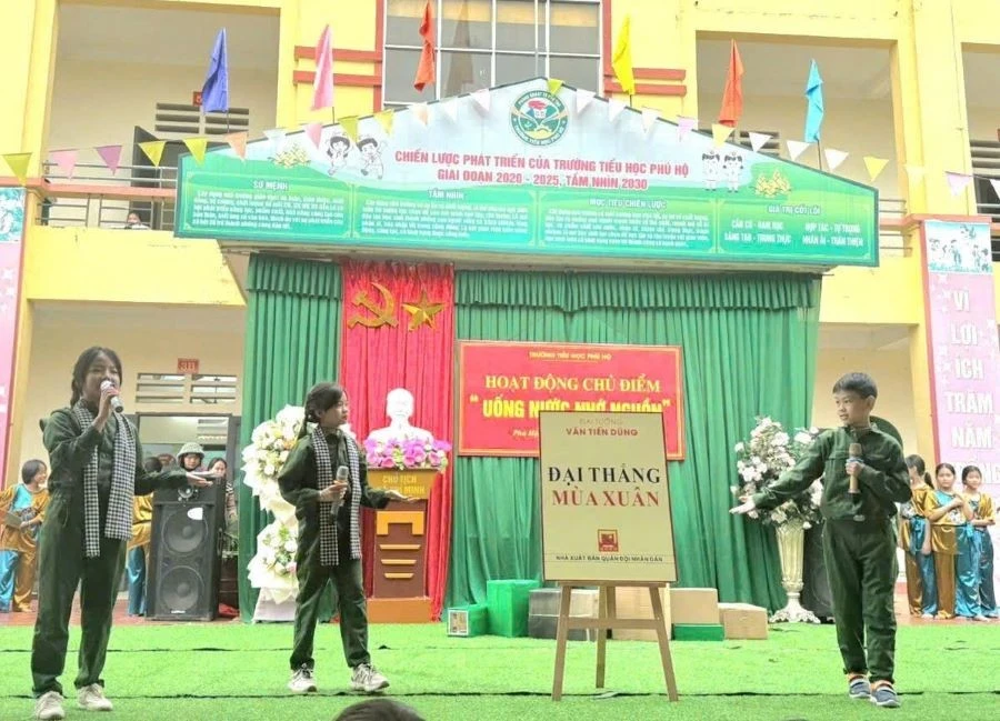 Sôi nổi hoạt động ngoại khóa với chủ điểm "Uống nước nhớ nguồn" của trường Tiểu học Phú Hộ nhân dịp kỷ niệm 50 năm Ngày Giải phóng miền Nam, thống nhất đất nước (30/4/1975 - 30/4/2025).