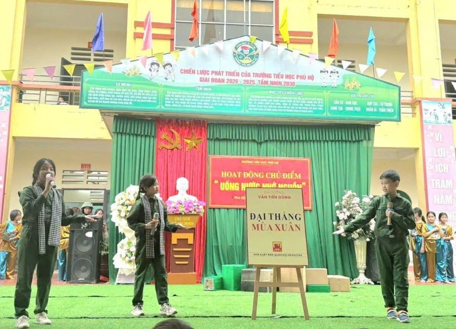 Sôi nổi hoạt động ngoại khóa với chủ điểm "Uống nước nhớ nguồn" của trường Tiểu học Phú Hộ nhân dịp kỷ niệm 50 năm Ngày Giải phóng miền Nam, thống nhất đất nước (30/4/1975 - 30/4/2025).