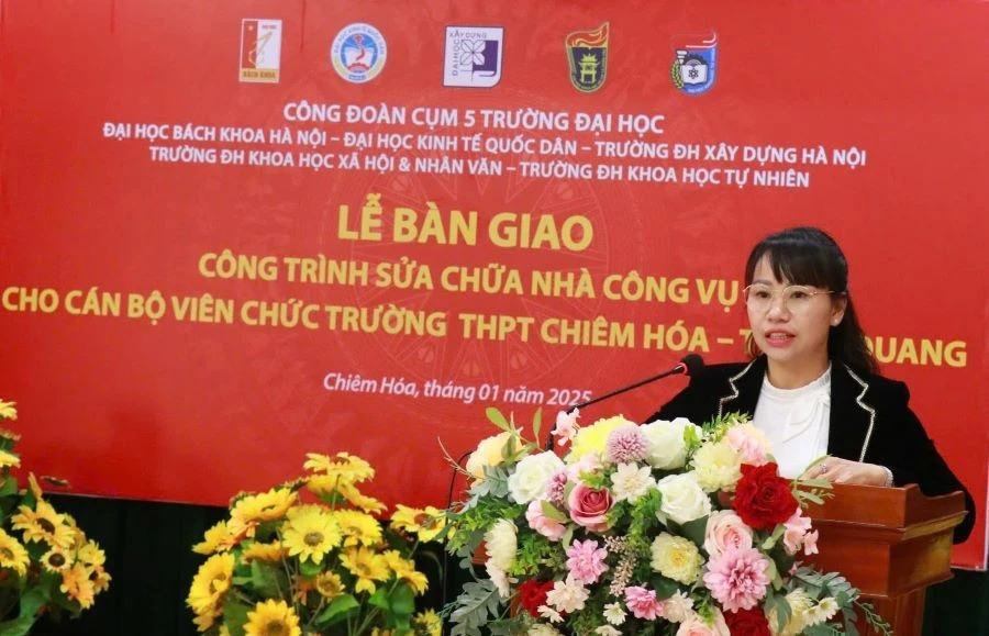 Cô giáo Trần Thị Thơm, Phó hiệu trưởng trường THPT Chiêm Hóa phát biểu.