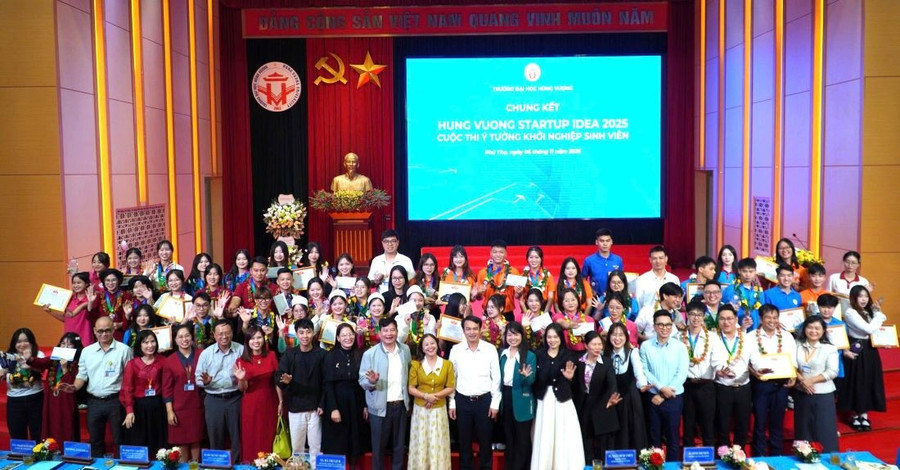 Các đại biểu chụp ảnh với các đội thi.