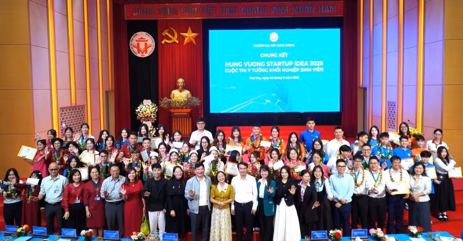 Các đại biểu chụp ảnh với các đội thi.