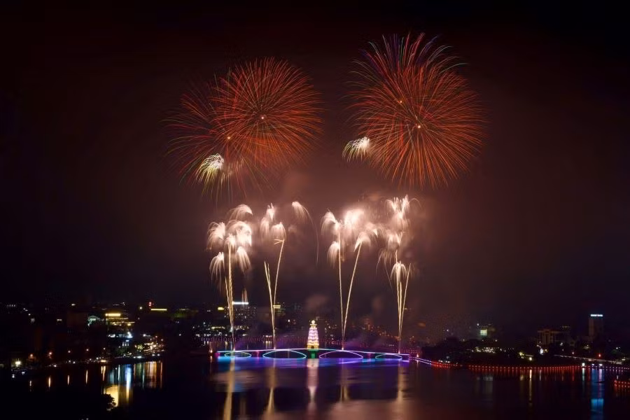 Tối 1/7, tại sân khấu hồ Công viên Văn Lang, UBND tỉnh Phú Thọ tổ chức Chương trình nghệ thuật “Phú Thọ - Khát vọng vươn mình trong kỷ nguyên mới” chào mừng chính quyền địa phương hai cấp của tỉnh Phú Thọ mới chính thức đi vào hoạt động và công bố sáp nhập đơn vị hành chính các cấp.