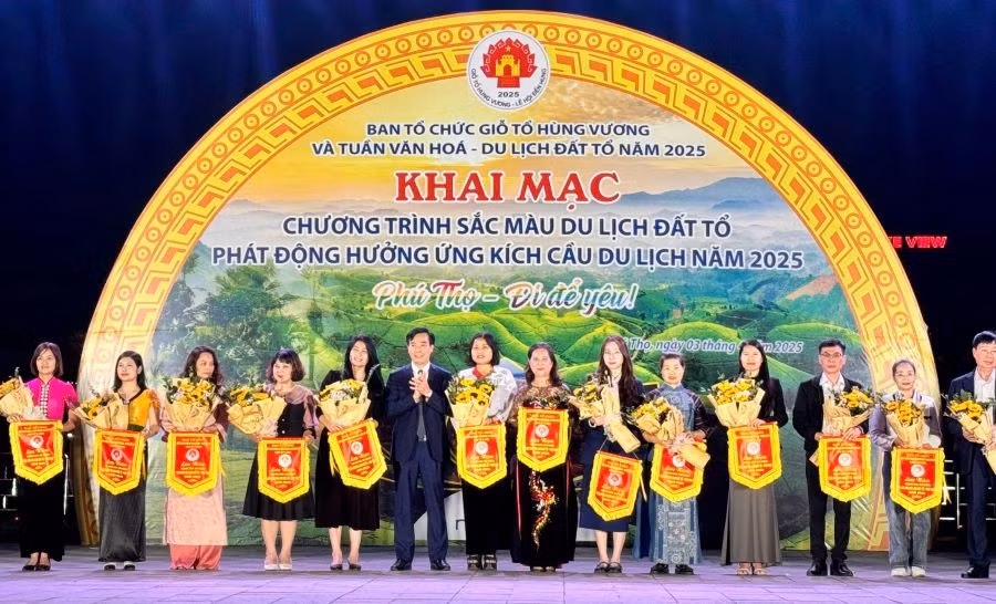 Ông Nguyễn Đắc Thủy - Giám đốc Sở VH, TT&DL tỉnh Phú Thọ tặng hoa và cờ lưu niệm cho các đơn vị.