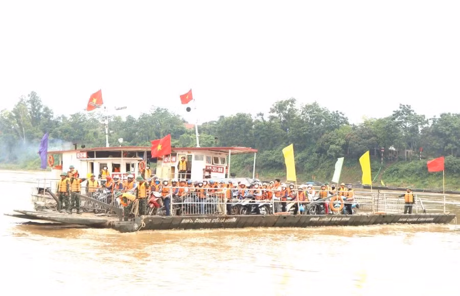 Lữ đoàn 249 vận hành phà quân sự đưa người dân qua sông Hồng tại khu vực cầu phao Phong Châu.