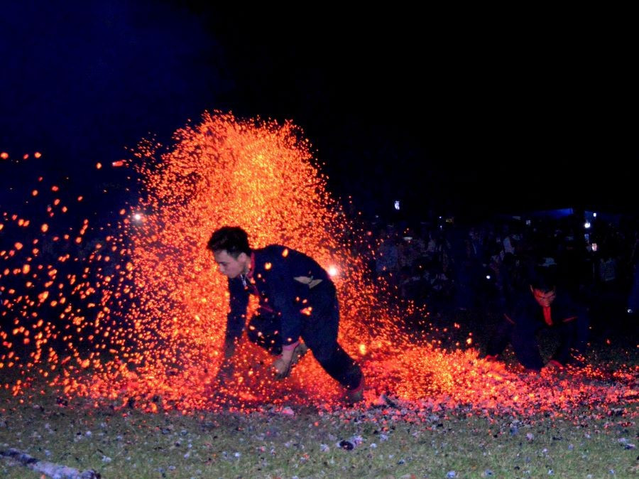 Trình diễn nghi lễ nhảy lửa của dân tộc Pà Thẻn, xã Hồng Quang (huyện Lâm Bình) tại chương trình. 494452095-1052373933611793-6413702321371724006-n.jpg