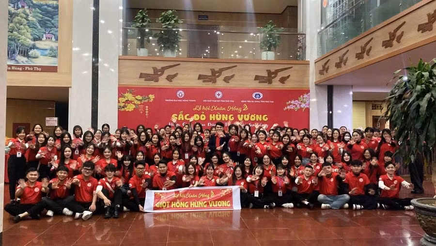 “Lễ hội Xuân hồng - Sắc đỏ Hùng Vương” năm nay thu hút hơn 2.000 cán bộ, giảng viên, sinh viên Trường Đại học Hùng Vương và các tình nguyện viên tham gia.