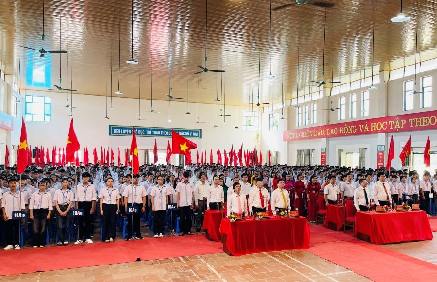 Ông Bùi Huy Vĩnh - Phó Bí thư Tỉnh ủy Phú Thọ cùng các đại biểu và hơn 500 học sinh lớp 10 trường THPT Long Châu Sa thực hiện Chào cờ tại Lễ khai giảng trực tuyến. lcs1.jpg