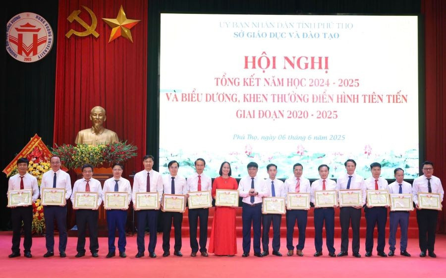 Ông Lê Văn Phượng - Giám đốc Sở GD&ĐT tỉnh Phú Thọ trao tặng giấy khen cho các tập thể. 3.jpg