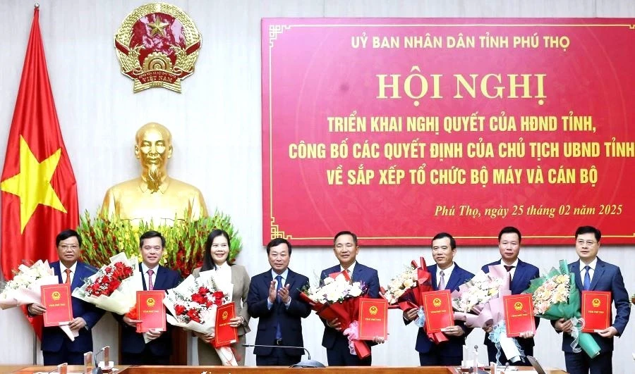 Ông Bùi Văn Quang, Chủ tịch UBND tỉnh Phú Thọ trao quyết định bổ nhiệm chức vụ và tặng hoa chúc mừng 7 giám đốc các sở, ngành.