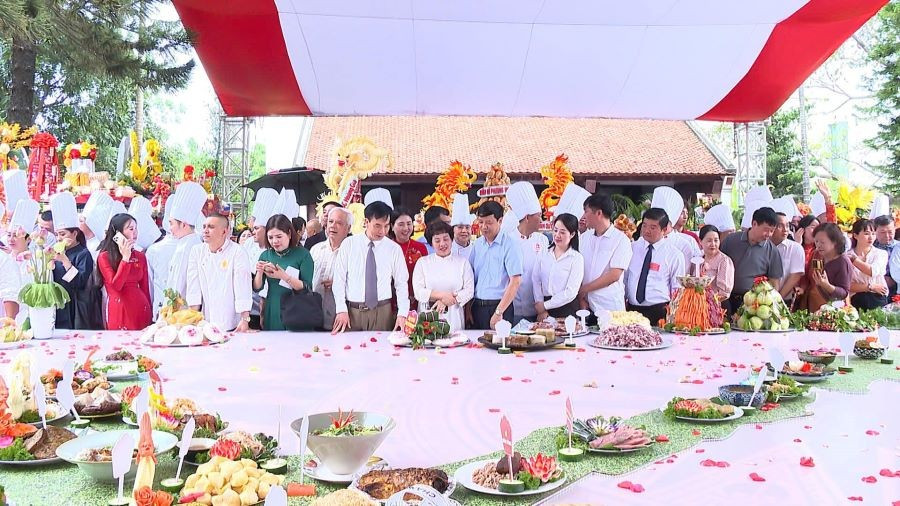 Đây là dịp để các du khách trong và ngoài nước trải nghiệm văn hóa ẩm thực truyền thống, giúp họ hiểu rõ hơn về lịch sử, văn hóa của Phú Thọ nói riêng và cả nước nói chung; từ đó góp phần quảng bá, tôn vinh tinh hoa văn hóa ẩm thực của Việt Nam. 3-3.jpg