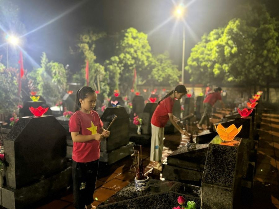 Học sinh các trường học ở xã Bản Nguyên (Phú Thọ) dâng hương và thắp nến tri ân các anh hùng liệt sĩ tối ngày 26/7. hs-ban-nguyen.jpg