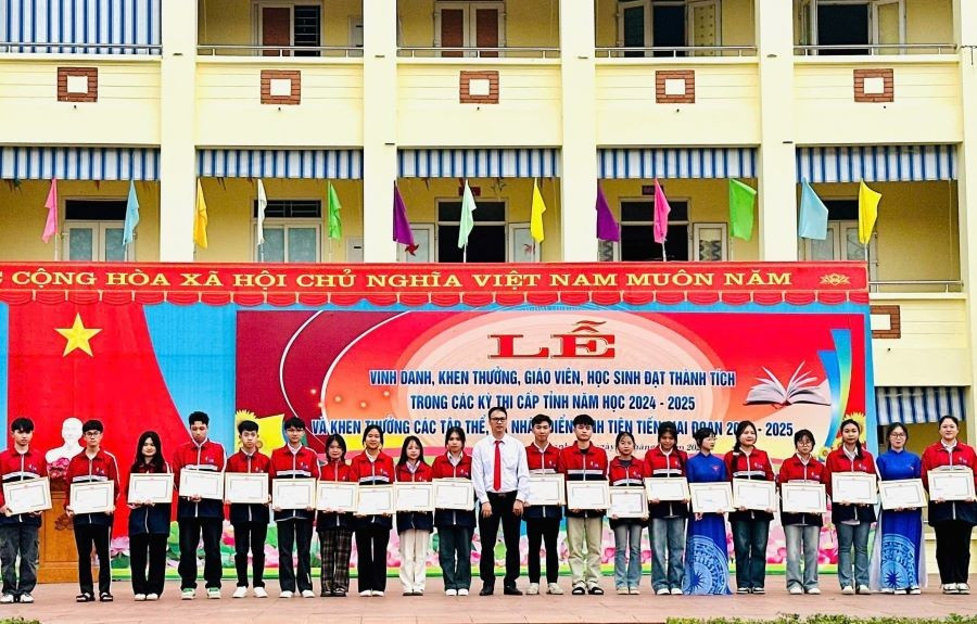 Lãnh đạo trường THPT Thanh Sơn trao thưởng cho học sinh nhà trường. 488258980-1465245717783294-1631525619306563478-n.jpg