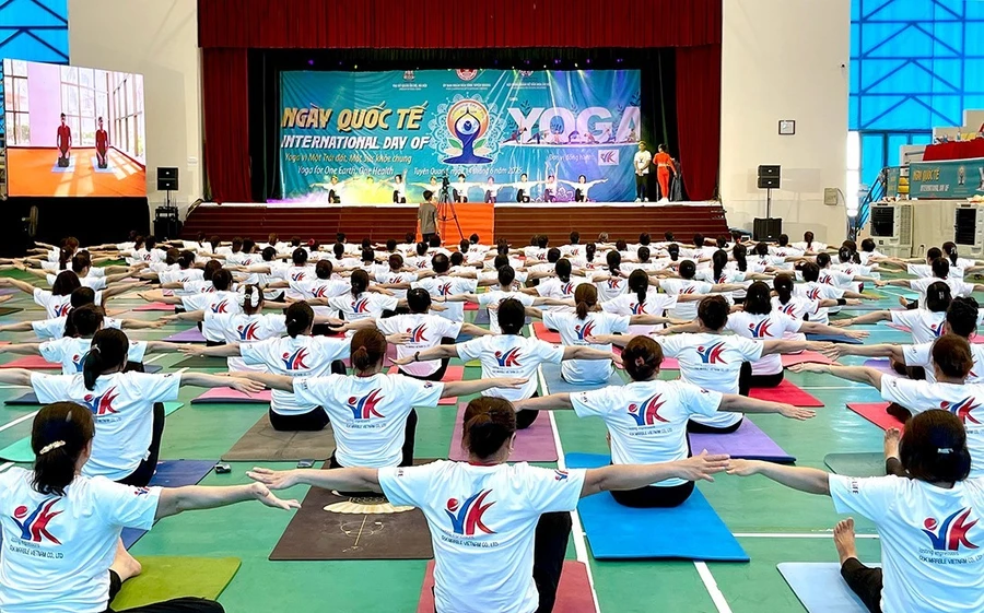 Chương trình chào mừng Ngày Quốc tế Yoga năm 2025 tại tỉnh Tuyên Quang thu hút hơn 200 học viên, huấn luyện viên tham gia.