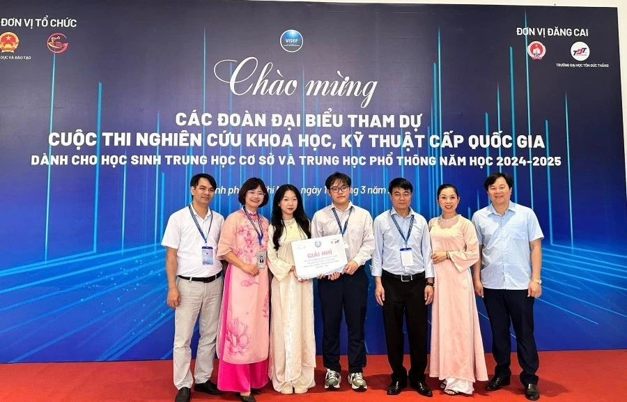 Thầy và trò trường THPT Chuyên Hùng Vương tại cuộc thi.