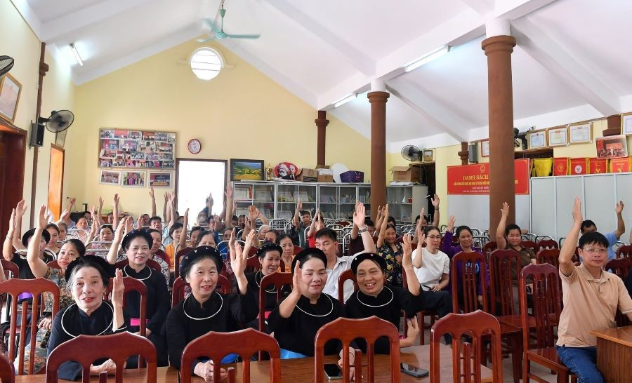 Nhân dân thôn Thia, xã Tân Trào (huyện Sơn Dương) biểu quyết nhất trí với chủ trương, đề án sáp nhập ĐVHC cấp tỉnh, cấp xã.
