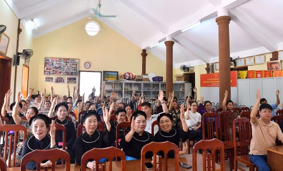 Nhân dân thôn Thia, xã Tân Trào (huyện Sơn Dương) biểu quyết nhất trí với chủ trương, đề án sáp nhập ĐVHC cấp tỉnh, cấp xã.