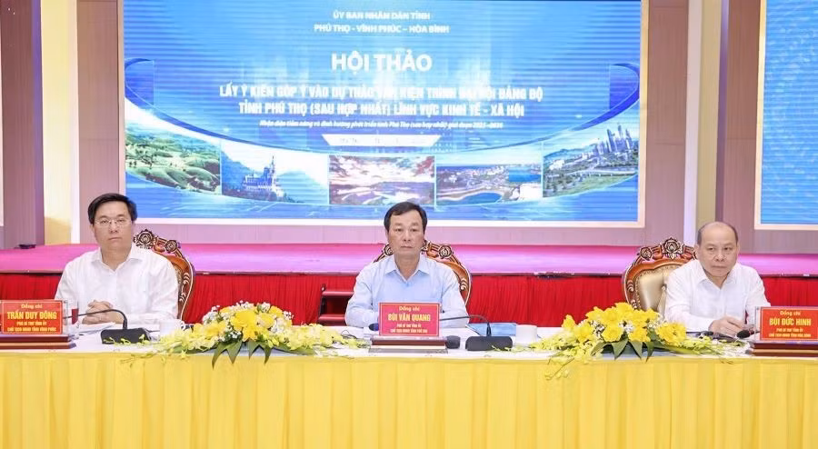 Các ông Bùi Văn Quang, Chủ tịch UBND tỉnh Phú Thọ; ông Trần Duy Đông, Chủ tịch UBND tỉnh Vĩnh Phúc; ông Bùi Đức Hinh, Chủ tịch UBND tỉnh Hòa Bình, đồng chủ trì hội thảo.