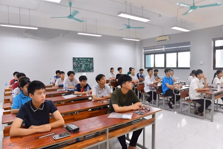 Các thí sinh nghe cán bộ coi thi quán triệt nội quy trước khi làm bài thi.