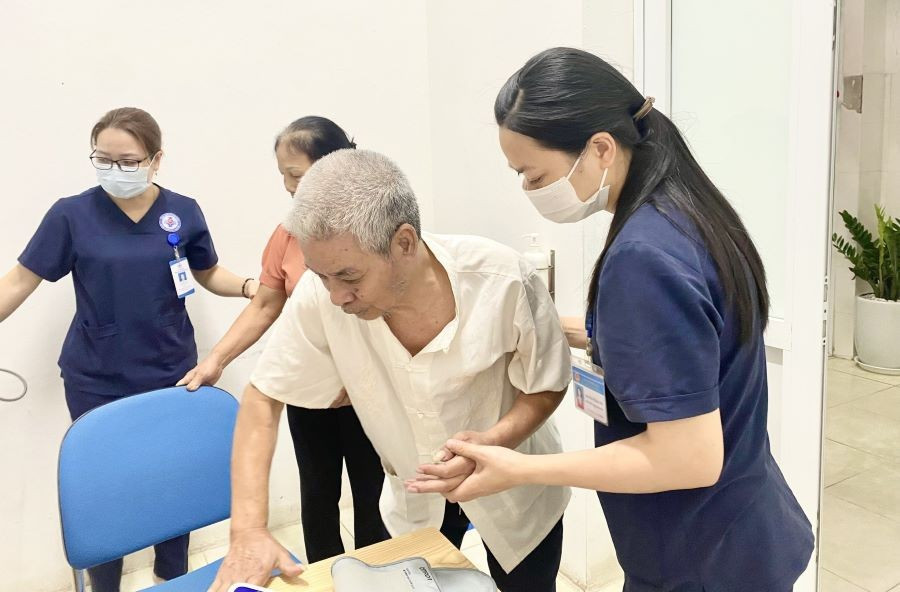 Đội ngũ cán bộ, y bác sĩ TTYT huyện Lâm Thao luôn tận tình, chu đáo trong việc chăm sóc và hướng dẫn bệnh nhân, tạo nên môi trường khám chữa bệnh thân thiện và tin cậy. 495572040-1252819980177879-6373406827368482936-n.jpg