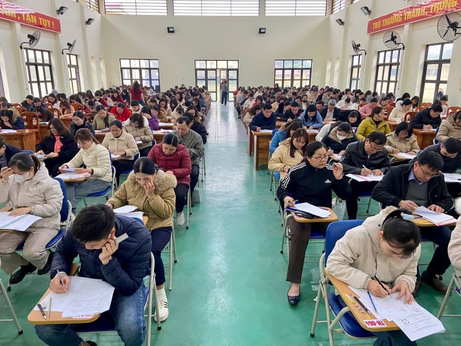 Các giáo viên khảo sát năng lực chuyên môn tại trường THCS Vĩnh Lộc, huyện Chiêm Hóa. 