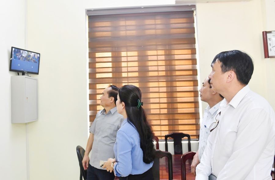 Ông Hoàng Việt Phương - Phó Chủ tịch UBND tỉnh Tuyên Quang cùng Đoàn kiểm tra thực tế việc bố trí camera giám sát tại điểm thi. tq2.jpg