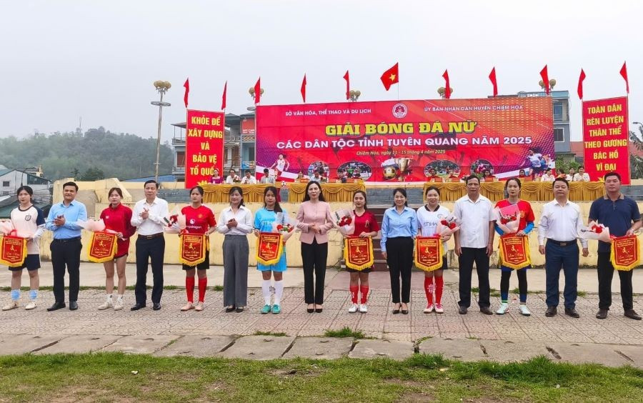 Ban tổ chức tặng hoa và cờ lưu niệm cho đại diện các đội bóng tham dự giải.