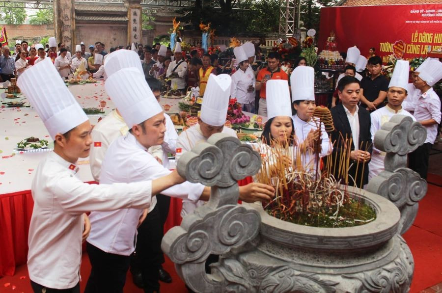 Với việc suy tôn Hoàng tử Lang Liêu - Hùng Chiêu Vương là ông Tổ nghề đầu bếp - người sáng lập ra nền văn hóa ẩm thực Việt Nam, những năm gần đây, đông đảo nghệ nhân, đầu bếp và những người yêu ẩm thực trong cả nước đã tới tham dự lễ dâng hương và mang theo những món ăn truyền thống, đặc sản vùng miền để dâng lên Tổ nghề. 2.jpg