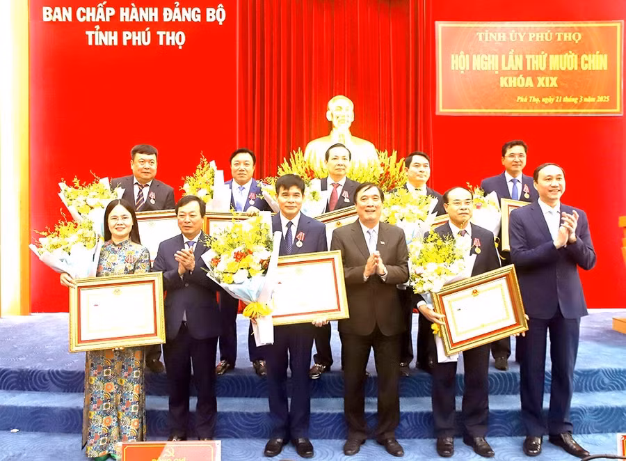 Lãnh tỉnh Phú Thọ tặng hoa chúc mừng 8 cá nhân vinh dự được Chủ tịch nước tặng thưởng Huân chương Lao động hạng Hai và hạng Ba.