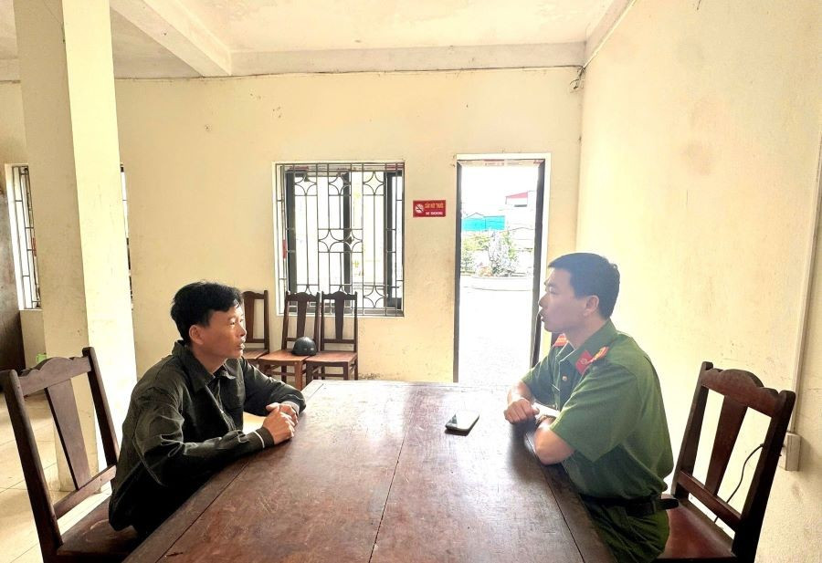 Đối tượng Khuất Văn Sinh (bên trái) tại cơ quan công an (ảnh: Công an tỉnh Phú Thọ). 493978911-1003607911899762-2266654729992146071-n.jpg