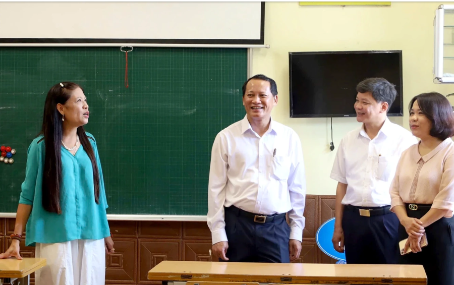 Ông Nguyễn Phú Sơn - Phó Giám đốc Sở GD&ĐT tỉnh Phú Thọ kiểm tra tại trường Tiểu học Gia Cẩm.