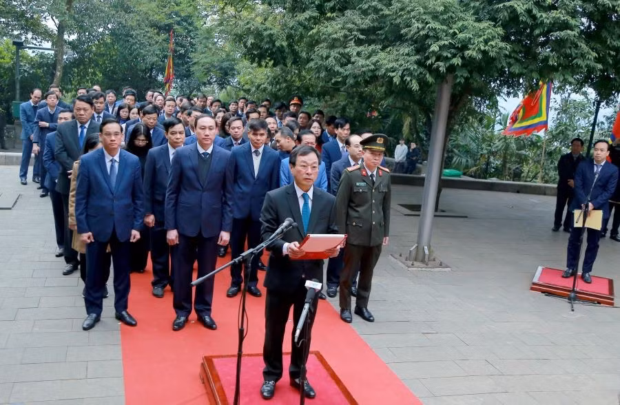 Các đại biểu dự lễ dâng hương tưởng niệm, tri ân công đức các Vua Hùng trước thềm Tết Nguyên đán năm Ất Tỵ 2025.