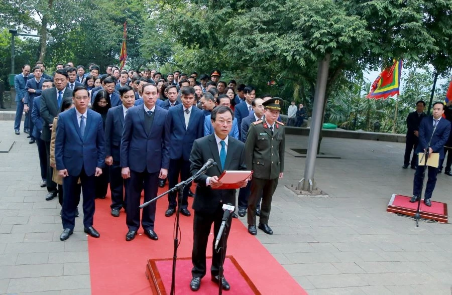 Các đại biểu dự lễ dâng hương tưởng niệm, tri ân công đức các Vua Hùng trước thềm Tết Nguyên đán năm Ất Tỵ 2025.