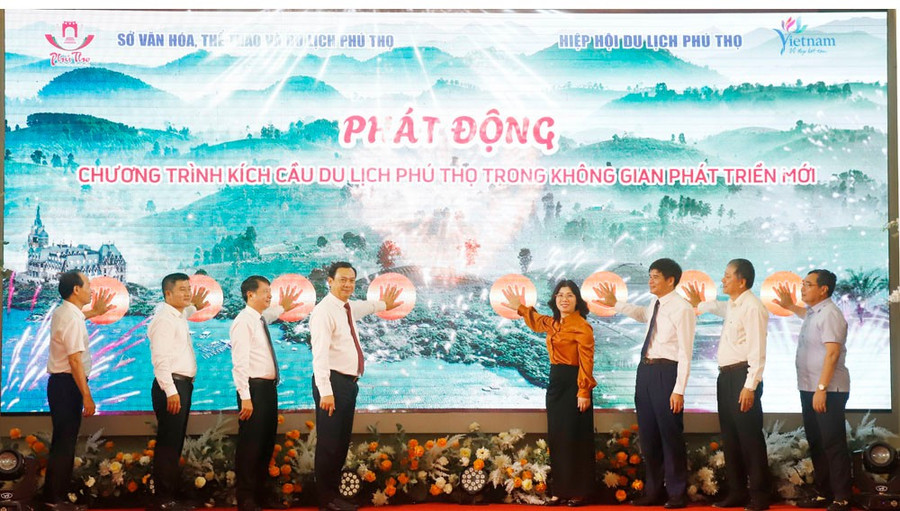 Các đại biểu thực hiện nghi thức ấn nút khởi động Chương trình kích cầu Du lịch Phú Thọ trong không gian phát triển mới.
