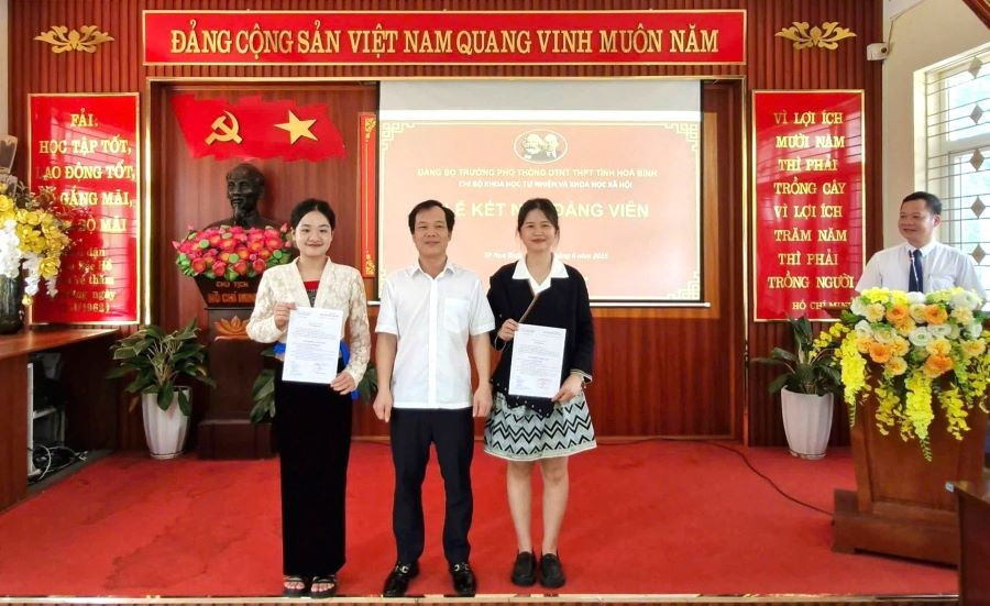 Các em học sinh ưu tú Trường Phổ thông Dân tộc nội trú THPT Hòa Bình được kết nạp Đảng khi còn ngồi trên ghế nhà trường. hb1.jpg
