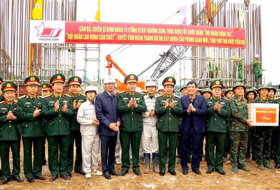 Đại tướng Phan Văn Giang, Bộ trưởng Bộ Quốc phòng tặng quà cán bộ, công nhân thi công cầu Phong Châu mới.