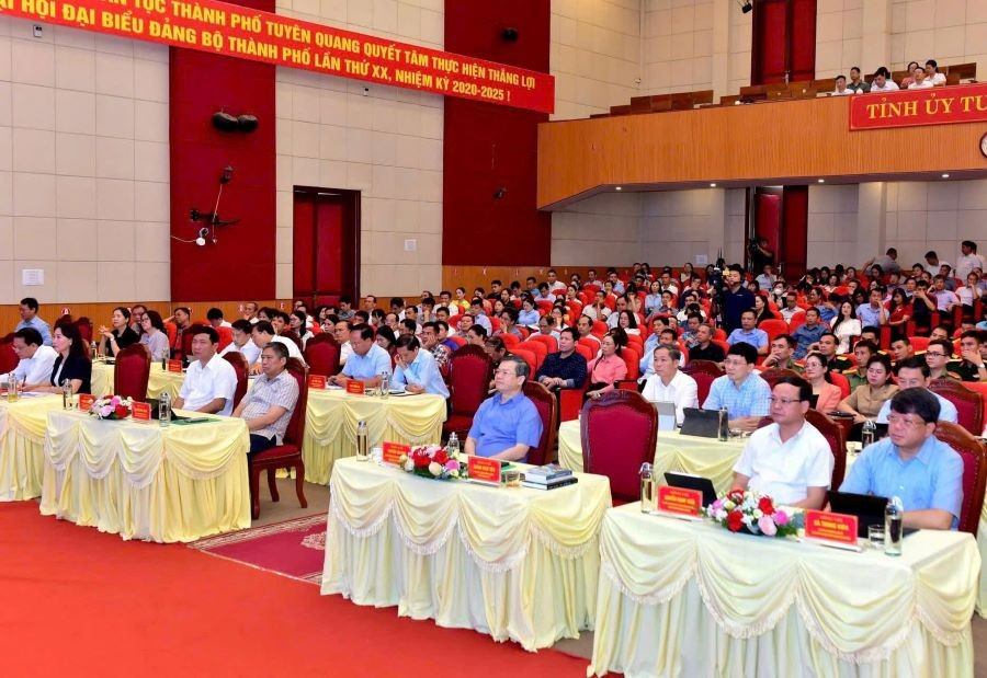 Các đại biểu dự hội nghị ở điểm cầu chính tại Hội trường Nhà văn hóa Trung tâm TP Tuyên Quang. a.jpg