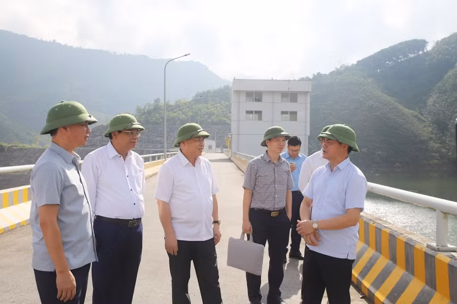 Ông Đinh Công Sứ, Phó Chủ tịch UBND tỉnh Phú Thọ và Đoàn công tác kiểm tra thực địa tại hồ Ngòi Giành.