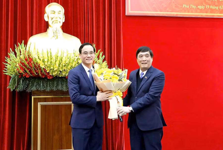 Ông Bùi Minh Châu - Bí thư Tỉnh ủy Phú Thọ (bên phải) tặng hoa chúc mừng tân Chủ nhiệm UBKT Tỉnh ủy Phú Thọ Nguyễn Hải.