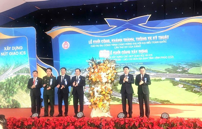 Ông Trương Quốc Huy, Bí thư Tỉnh ủy Phú Thọ (thứ 2 từ phải sang) tặng hoa cho chủ đầu tư và các nhà thầu chính.