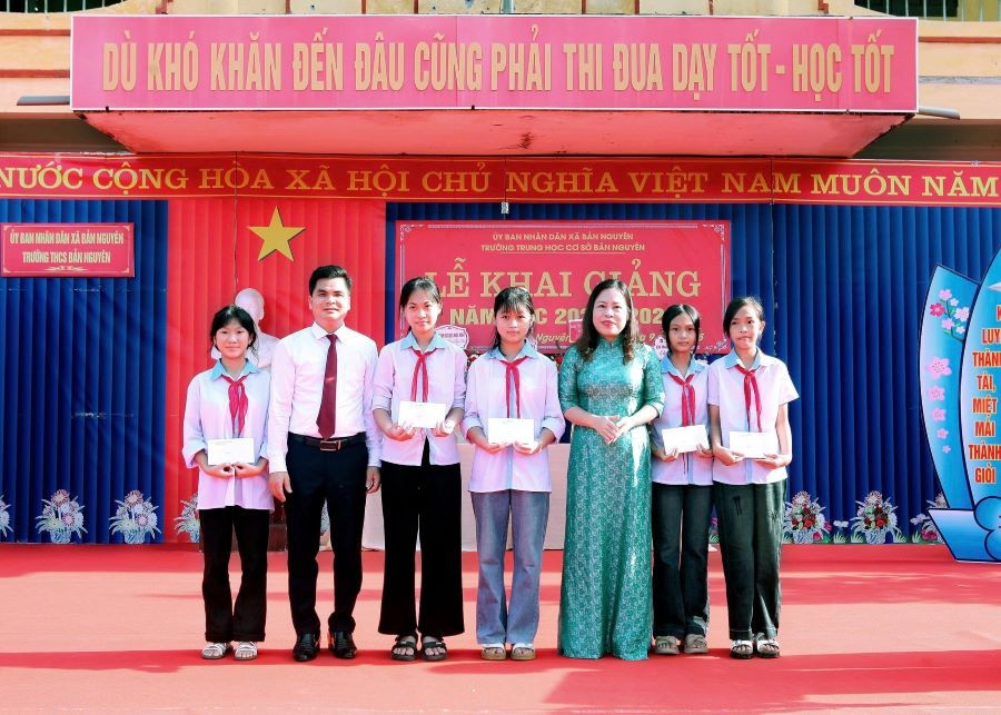 Bà Đào Thị Bích Ngọc - Phó Bí thư Thường trực Đảng ủy xã Bản Nguyên và ông Cao Xuân Hoạt - Hiệu trưởng Trường THCS Bản Nguyên trao thưởng cho học sinh. 