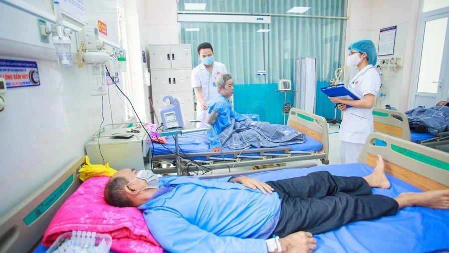 Bác sĩ Bệnh viện Phổi tỉnh Phú Thọ thăm khám cho bệnh nhân.